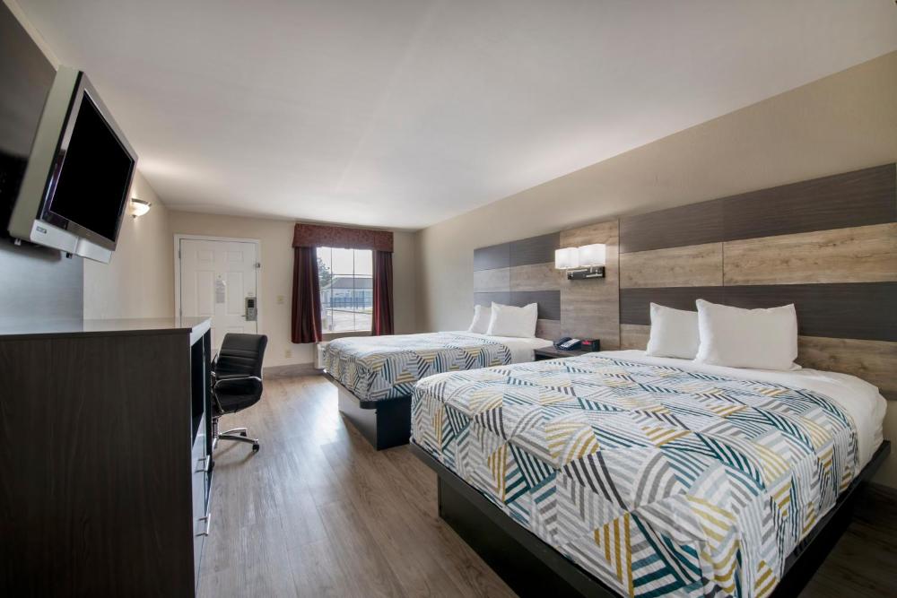 Queen Room with Two Queen Beds - Non-Smoking interior