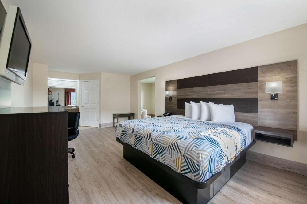 Deluxe Queen Room interior